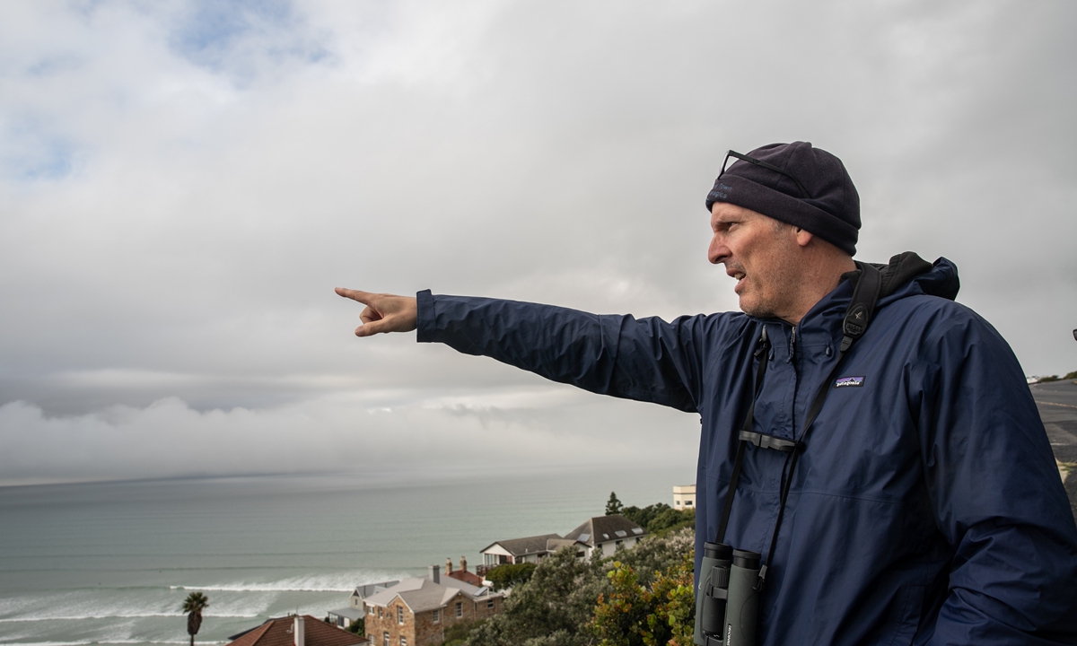 South African commercial pilot Alex Vogel looks for whales on the shore in Cape Town, South Africa on July 18, 2022. Photo: Xinhua