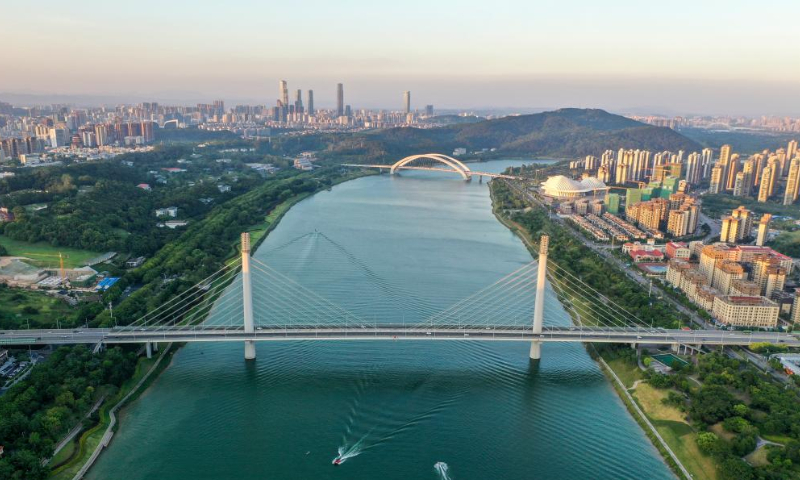 Aerial photo taken on July 27, 2022 shows people enjoying water sports on the Yongjiang River in Nanning, south China's Guangxi Zhuang Autonomous Region. People come to water sports clubs to enjoy the fun and coolness of outdoor waters during the summer days in Nanning. Photo: Xinhua