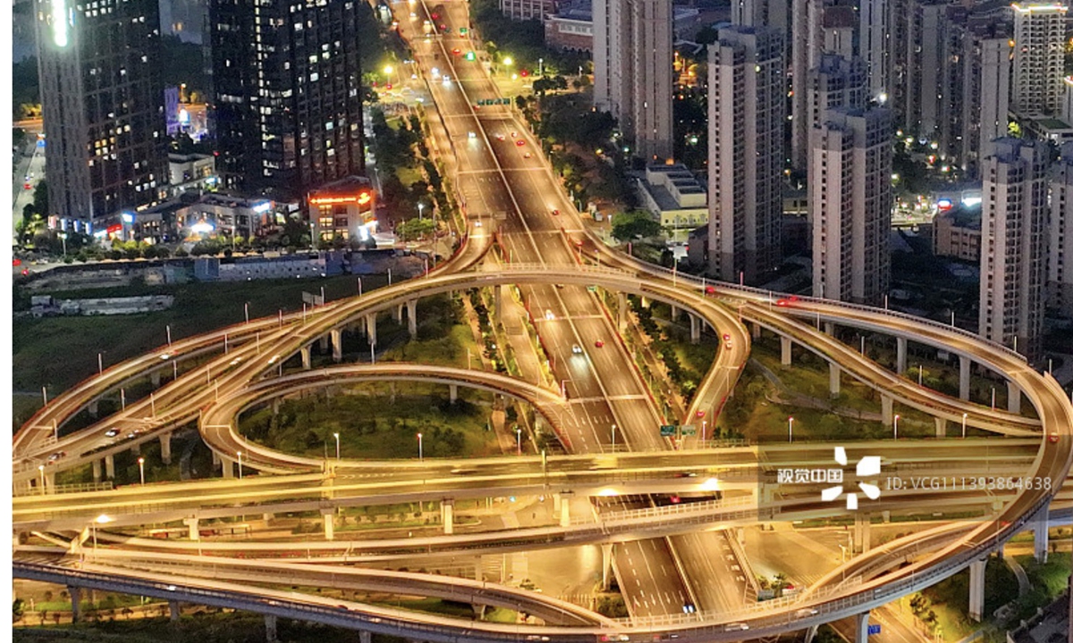Vehicles run on an elevated expressway in Ganzhou, East China's Jiangxi Province, on July 27, 2022, making the expressway look like a golden ribbon at night. Ganzhou is speeding up the construction of expressways in the central urban area. Photo:VCG