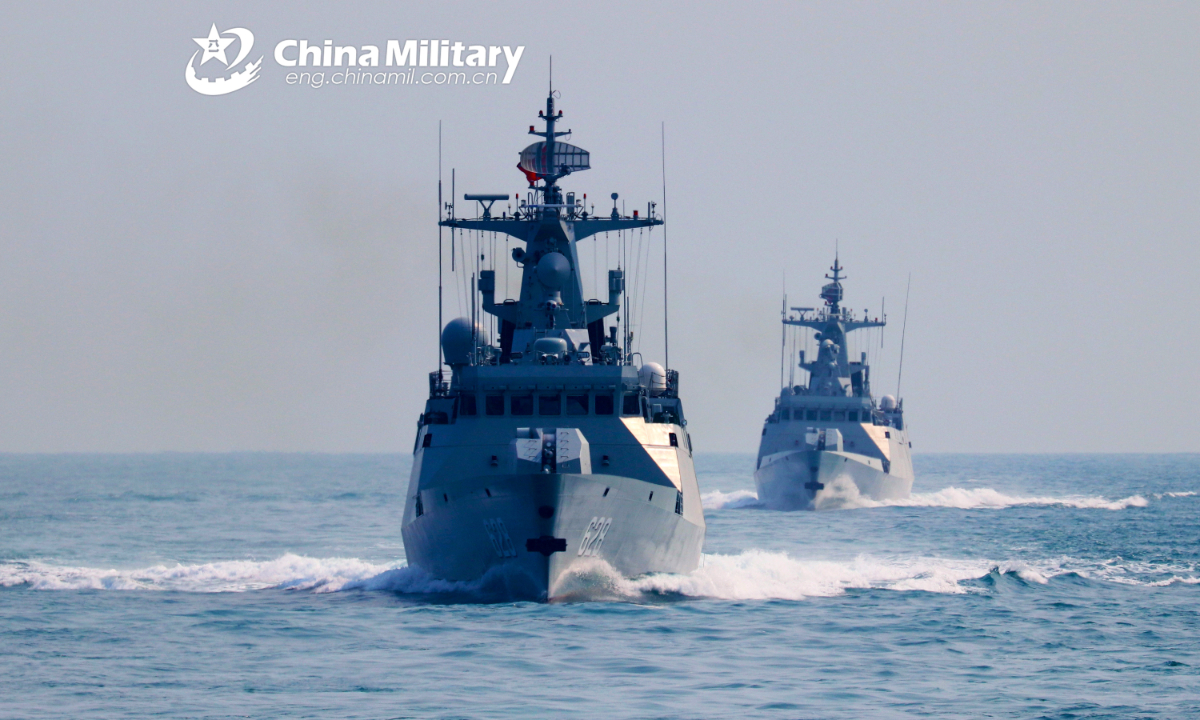 Liderada pela fragata de mísseis guiados Yongzhou (Hull 628), uma flotilha de fragata com a marinha sob o Comando do Teatro Pla Southern a vapores em formação em uma área marítima não revelada durante um exercício de treinamento marítimo no início de dezembro de 2020. Foto: China Military