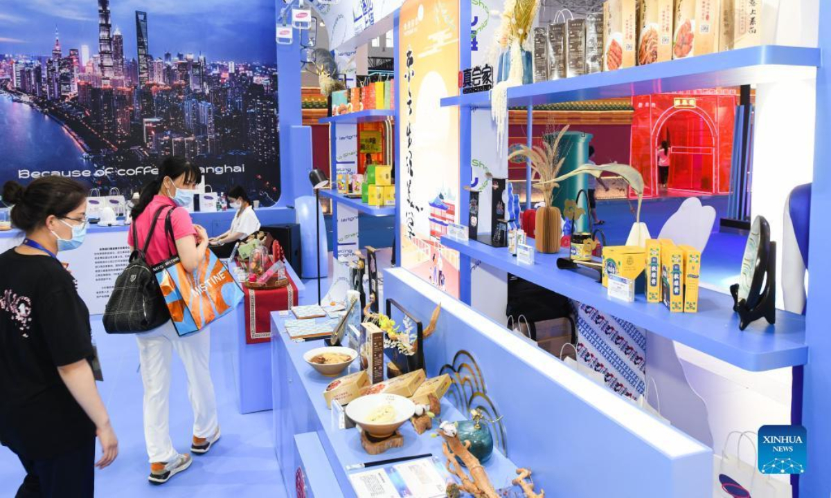 Visitors view exhibits at the booth of Zhenchangjia, a brand of Yuyuan Inc., at the second China International Consumer Products Expo (CICPE) in Haikou, south China's Hainan Province, July 26, 2022. A batch of domestic brands have attracted a lot of visitors at the expo. Photo:Xinhua