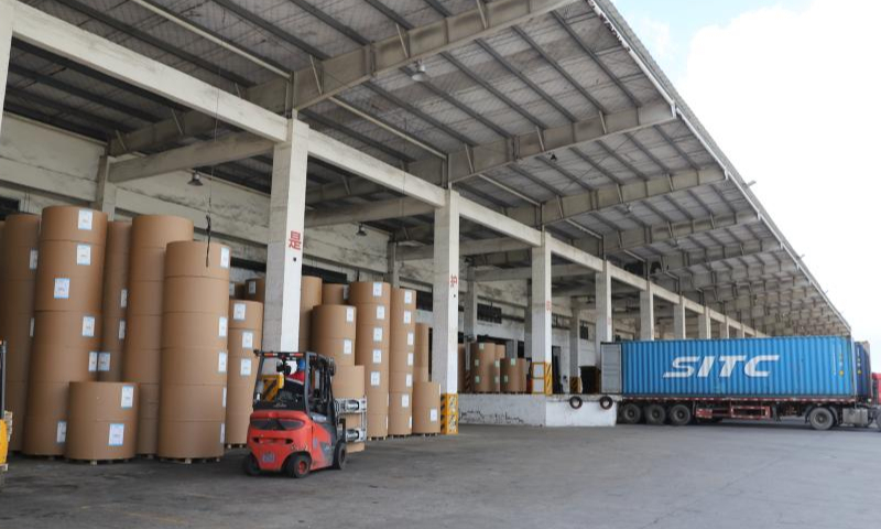 Workers load and ship white cardboard products in the delivery area of a paper factory in south China's Guangxi Zhuang Autonomous Region, July 22, 2022.  Photo: Xinhua