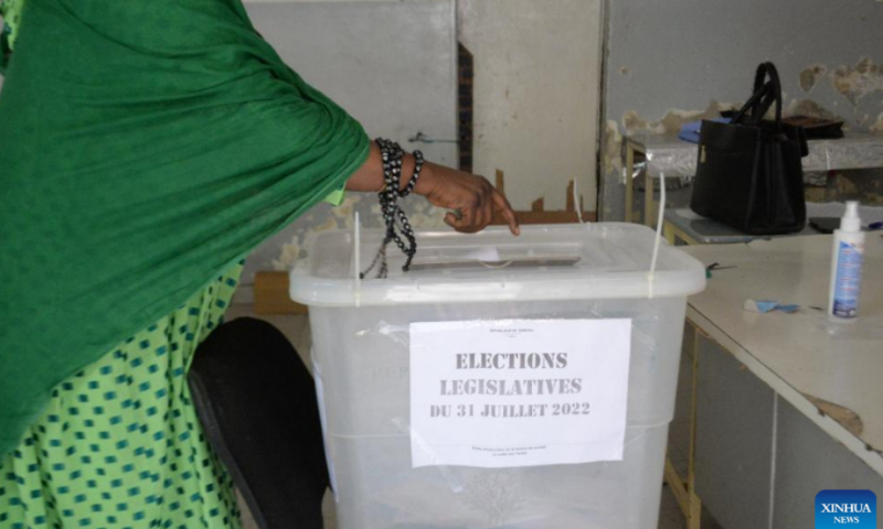 A woman casts her ballot at a polling station in Dakar, Senegal, on July 31, 2022. Senegal kicked off legislative elections at 8 a.m. Sunday (local time and GMT) to elect 165 new deputies to the National Assembly for a five-year term across national territory and abroad. Photo: Xinhua