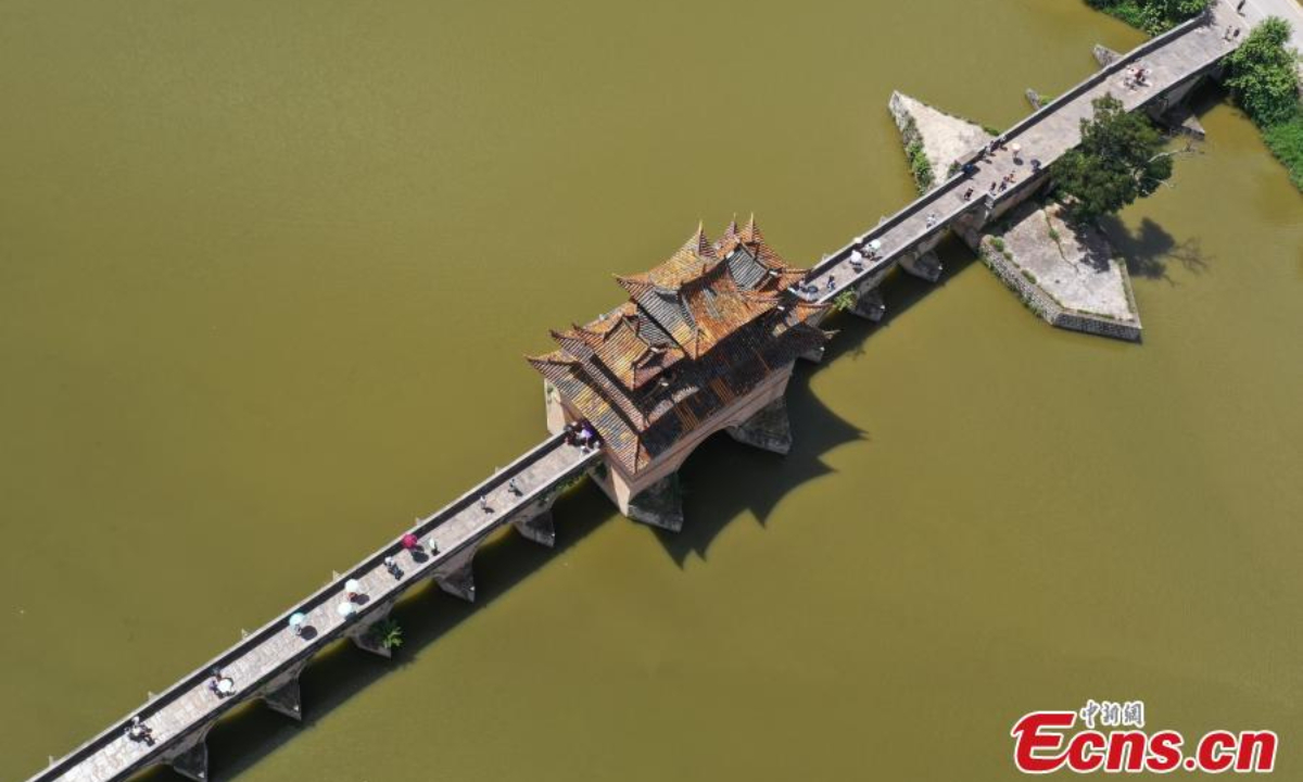 双龙桥（双龙桥）长148米，高约9米，是中国最好的大型古桥之一。 清代乾隆年间（1735-1796）为三拱石桥，道光年间（1820-1850）为西南红河哈尼族彝族自治州江水县十七拱桥中国云南省。  1898年重建，正中竖立三檐方阁。 图片：中新社