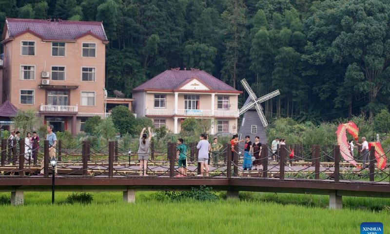 Tourists enjoy leisure time in Sanping Village of Zhongyuan Town in Jing'an County, east China's Jiangxi Province, July 27, 2022. Photo: Xinhua