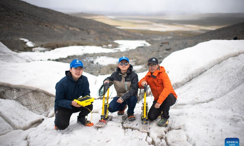 Dong Shiqi (L), Fan Yue (C), and Ding Peizhong, members of a scientific expedition team of the Changjiang River Scientific Research Institute (CRSRI) pose for a photo at Mount Geladandong in northwest China's Qinghai Province, July 28, 2022. Photo: Xinhua 