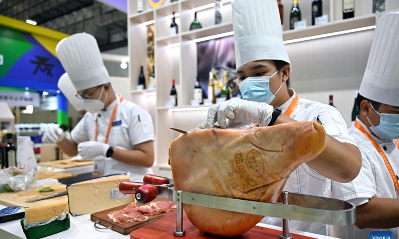 A chef cuts slices of Prosciutto di Parma at the second China International Consumer Products Expo (CICPE) in Haikou, south China's Hainan Province, July 26, 2022.Photo: Xinhua 