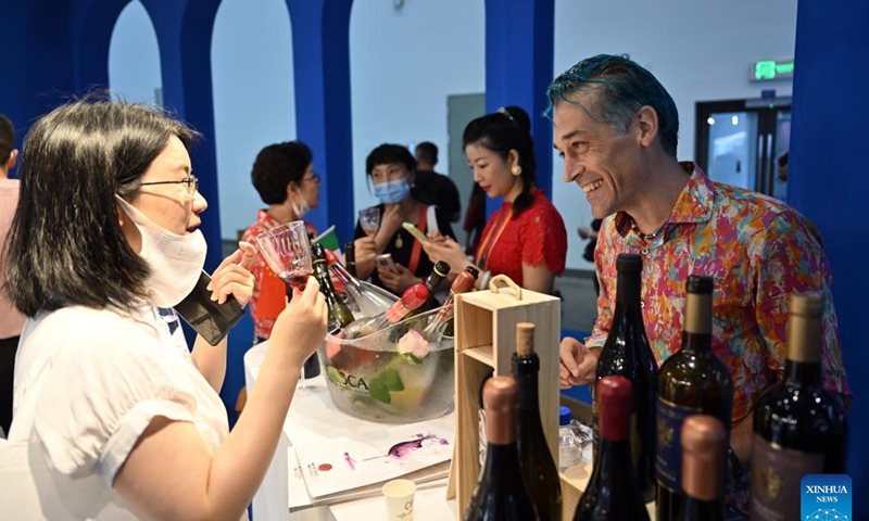 A visitor tastes Italian wine at the second China International Consumer Products Expo (CICPE) in Haikou, south China's Hainan Province, July 29, 2022.Photo: Xinhua 