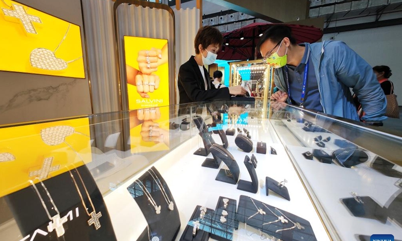 A visitor purchases Italian jewellery at the second China International Consumer Products Expo (CICPE) in Haikou, south China's Hainan Province, July 30, 2022. Photo: Xinhua 