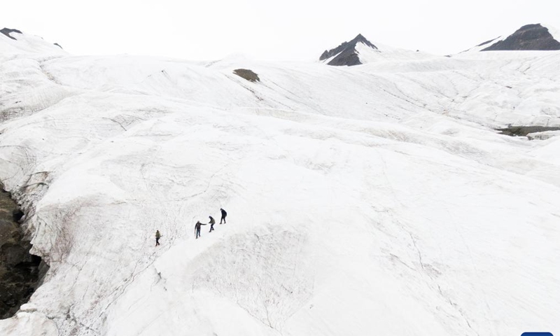 Aerial photo taken on July 28, 2022 shows members of a scientific expedition team of the Changjiang River Scientific Research Institute (CRSRI) making their way at Mount Geladandong in northwest China's Qinghai Province. Photo: Xinhua 