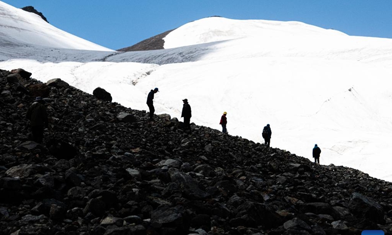 Members of a scientific expedition team of the Changjiang River Scientific Research Institute (CRSRI) make their way to an investigation site at Mount Geladandong in northwest China's Qinghai Province, July 28, 2022. Photo: Xinhua 