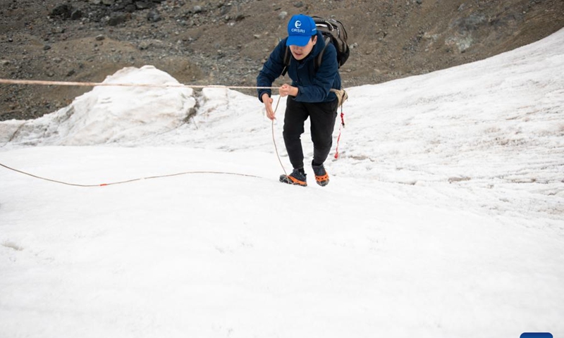 Dong Shiqi, member of a scientific expedition team of the Changjiang River Scientific Research Institute (CRSRI), climbs a glacier at Mount Geladandong in northwest China's Qinghai Province, July 28, 2022. Photo: Xinhua 
