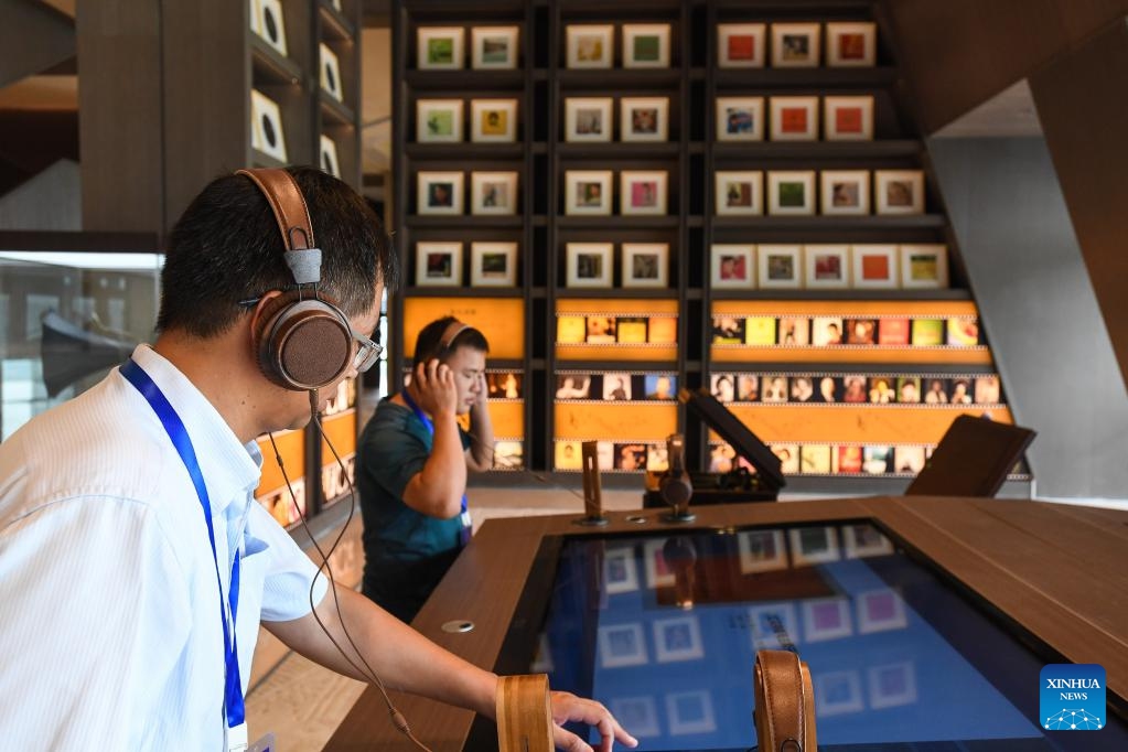Visitors listen to music at the pop music publications area of the Guangzhou branch of the National Archives of Publications and Culture in Guangzhou, south China's Guangdong Province, July 30, 2022. Photo: Xinhua 