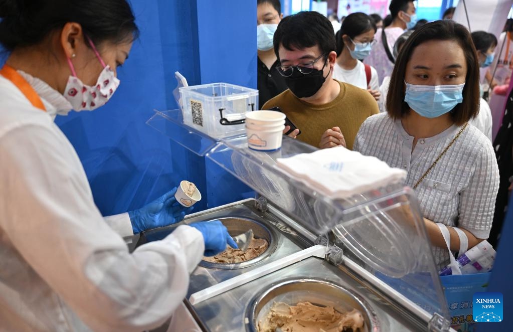 Visitors purchase Italian ice cream at the second China International Consumer Products Expo (CICPE) in Haikou, south China's Hainan Province, July 29, 2022. Photo: Xinhua 