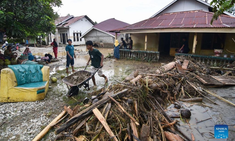 People clean mud from their houses after flash flood hits the Torue Village of the Parigi Mutong District, Central Sulawesi, Indonesia, July 29, 2022. Three people were killed and four others went missing as flash floods struck Indonesia's province of Central Sulawesi, and a search operation for the missing is underway, a senior local disaster agency officer said on Friday.(Photo: Xinhua)