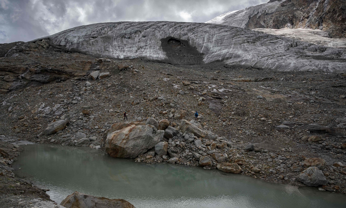 Hikers walk next to the Fee Glacier above the Swiss Alpine resort of Saas-Fee on July 30, 2022. Photo: AFP