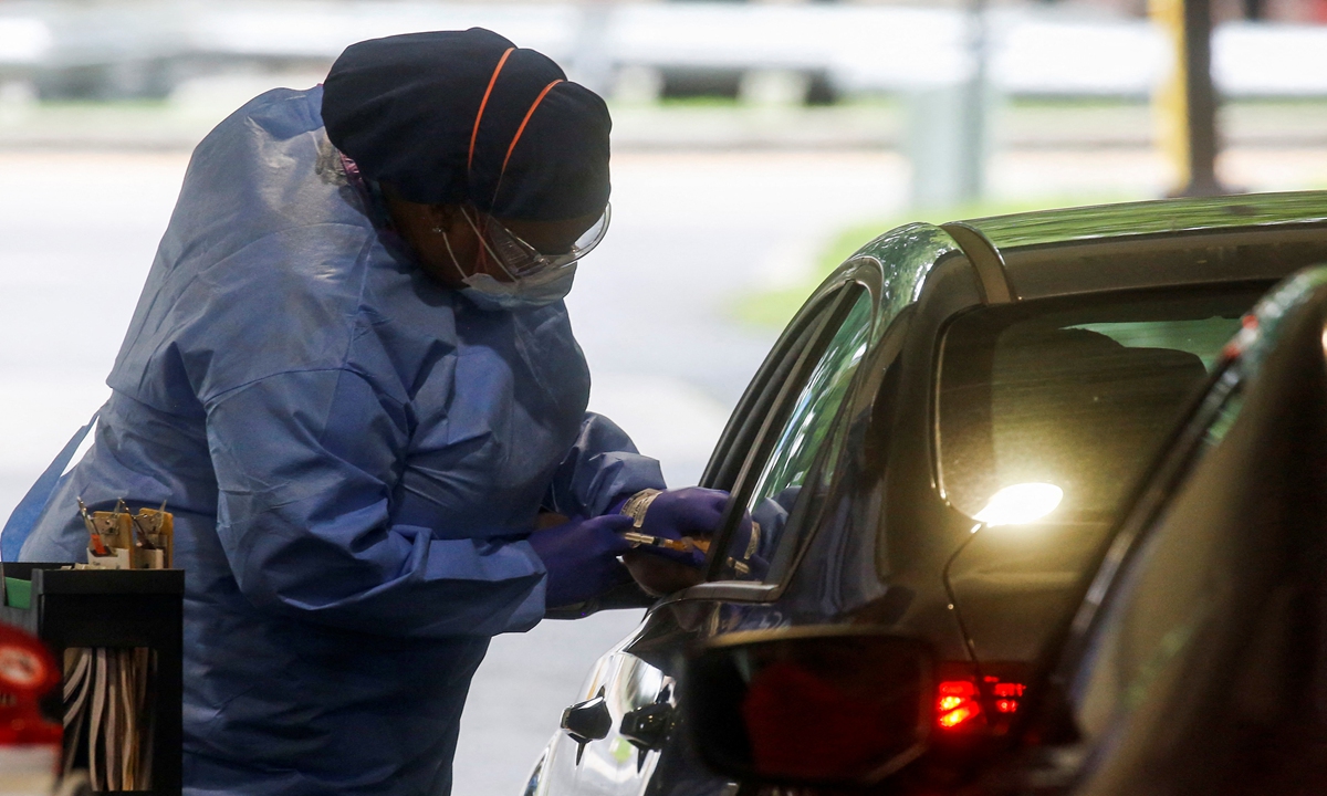 A staff member of the Westchester Medical Center applies a monkeypox vaccine to a person in a drive-through monkeypox vaccination point at the Westchester Medical Center in Valhalla, New York, U.S., July 28, 2022. Photo: IC