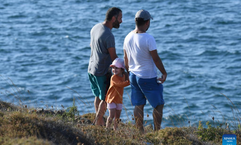 People enjoy a weekend tour near the Bosporus Strait in Istanbul, Türkiye, Aug. 6, 2022. Photo: Xinhua
