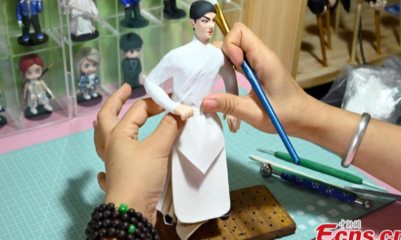 Folk artist He Xiuping shows her dough sculpture in Renqiu, north China's Hebei Province, Aug. 4, 2022. (Photo: China News Service/Zhang Meng)