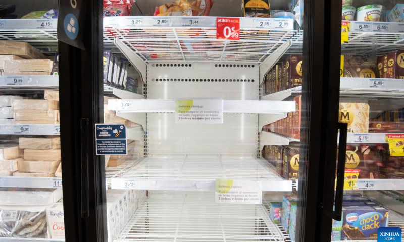 Photo taken on Aug. 7, 2022 shows empty shelves of ice cubes in a supermarket in Madrid, Spain. Spain is witnessing a serious shortage of bags of ice, due to high production and storage costs caused by rapid increase in electricity prices as well as high demand brought about by hot weather. Photo: Xinhua