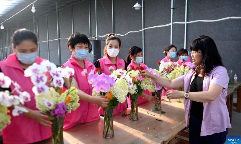A technician (1st R) instructs villagers on flower arrangement creations in Xizaozi Village of Donggang District, Rizhao, east China's Shandong Province, Aug. 4, 2022. Photo: Xinhua