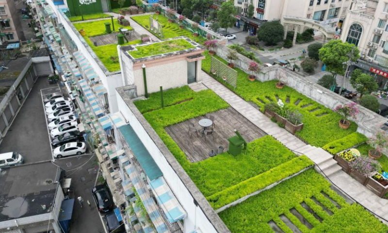 A rooftop garden is built atop an old residential building in Chongqing, Aug. 5, 2022. Residents of 60 households demolished the illegal facilities built on the rooftop and transformed it into a 1,100-square meter shared garden. (Photo: China News Service/Zhang Lang)