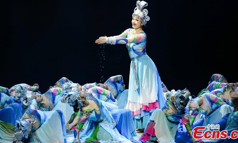 Actors perform Colorful Guizhou Style at Guiyang Grand Theater in Guiyang, southwest China's Guizhou Province, Aug 4, 2022. (Photo: China News Service/Qu Honglun)
The show, which debuted in 2006, has been performed over 5,000 times in over 40 cities across the country and in over 30 countries or regions worldwide.