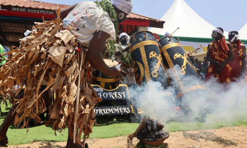 People perform traditional rituals during the Asafotufiami festival in southeastern town of Ada, Ghana, on Aug. 6, 2022. Ghanaians celebrated the traditional Asafotufiami festival with fanfare on Saturday in southeastern town of Ada after a two-year break due to COVID-19.  Photo: Xinhua