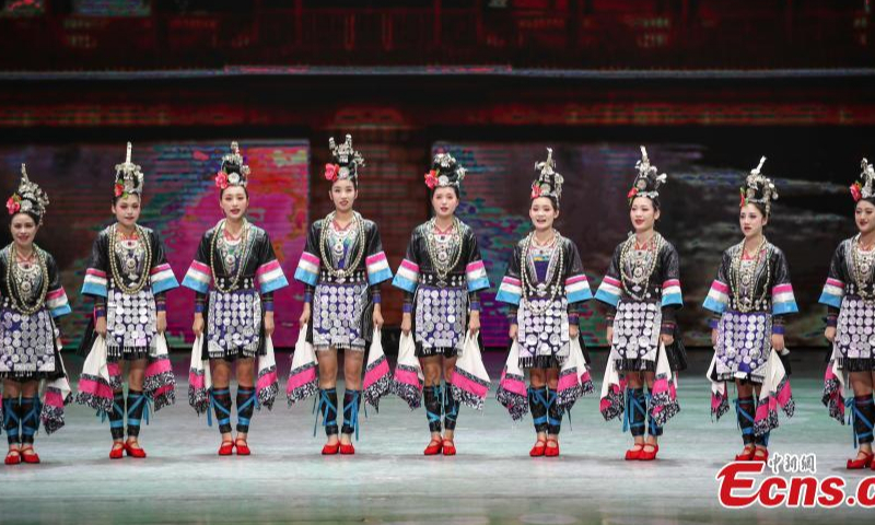 Actors perform Colorful Guizhou Style at Guiyang Grand Theater in Guiyang, southwest China's Guizhou Province, Aug 4, 2022. (Photo: China News Service/Qu Honglun)
The show, which debuted in 2006, has been performed over 5,000 times in over 40 cities across the country and in over 30 countries or regions worldwide.