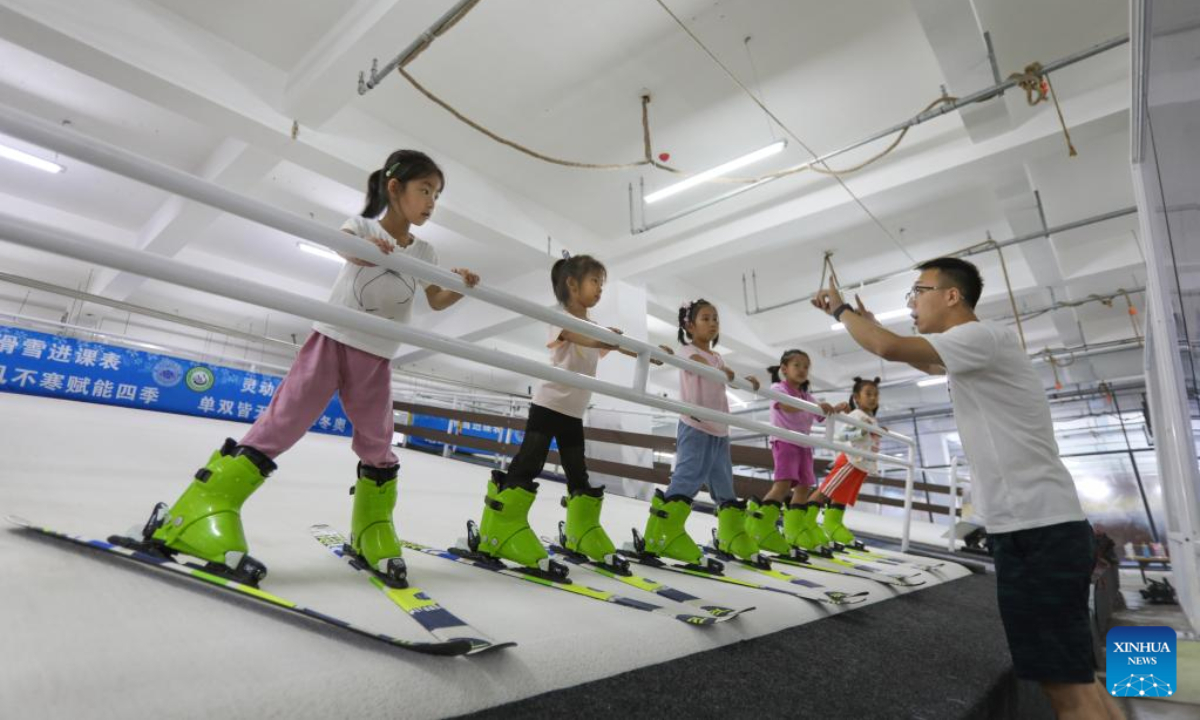Children learn skiing as part of a summer caring program at a primary school in Shenyang, northeast China's Liaoning Province, Aug 4, 2022. Photo:Xinhua