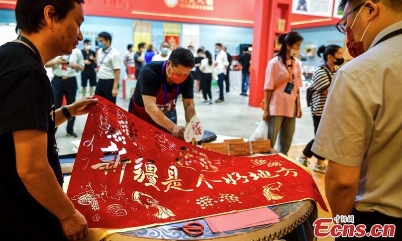 A paper-cutting artwork is displayed during an intangible cultural heritage exhibition in Xinjiang Art Museum, Urumqi, northwest China's Xinjiang Uyghur Autonomous Region, July 31, 2022. (Photo: China News Service/Liu Xin)
