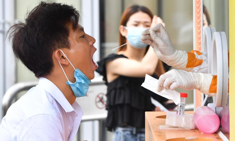 A resident receives a nucleic acid test at a testing site in Longhua District of Haikou, south China's Hainan Province, Aug. 7, 2022. The Chinese mainland Saturday reported 337 locally-transmitted confirmed COVID-19 cases, of which 297 were in Hainan, the National Health Commission said Sunday. Photo: Xinhua