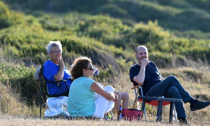 People enjoy a weekend tour near the Bosporus Strait in Istanbul, Türkiye, Aug. 6, 2022. Photo: Xinhua