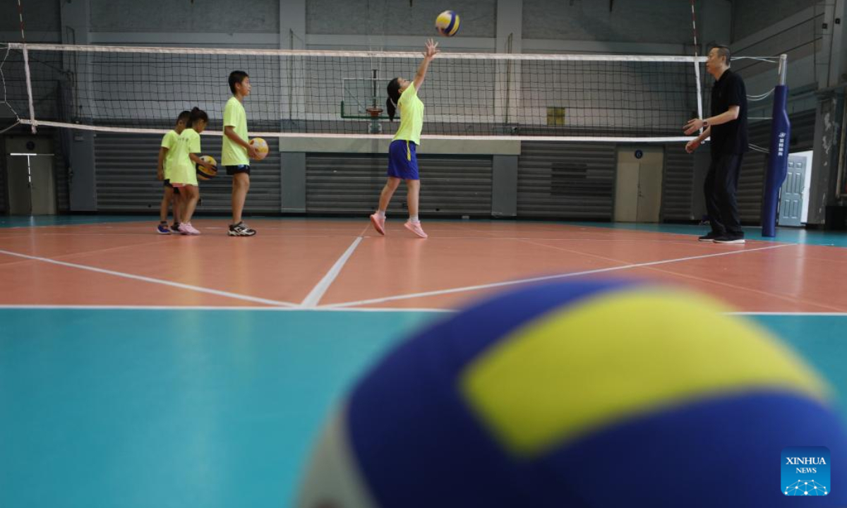 Children practise volleyball as part of a summer camp program at Shenyang Sport University in Shenyang, northeast China's Liaoning Province, Aug 5, 2022. Photo:Xinhua