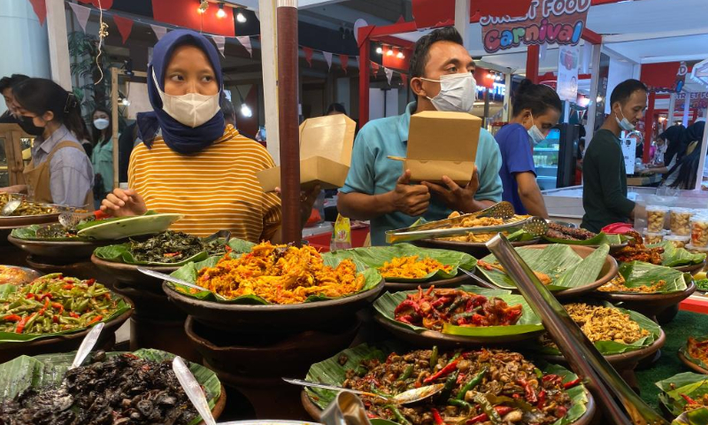 Cellphone photo taken on Aug. 7, 2022 shows vendors preparing food for customers at a food stall of a shopping mall in Jakarta, capital of Indonesia. Indonesia's economy grew 5.44 percent year-on-year in the second quarter of this year as exports surged and commodity prices rose in global markets, Statistics Indonesia (BPS) said on Friday.  Photo: Xinhua