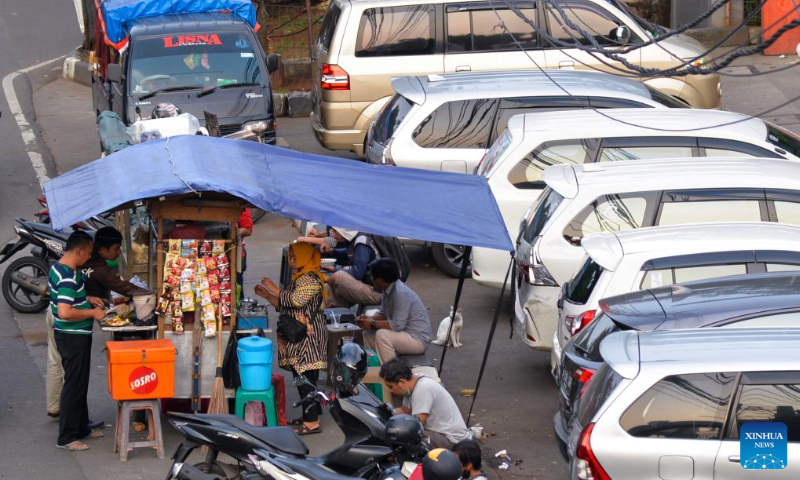 People buy food at a roadside stall in Jakarta, capital of Indonesia, Aug. 7, 2022. Indonesia's economy grew 5.44 percent year-on-year in the second quarter of this year as exports surged and commodity prices rose in global markets, Statistics Indonesia (BPS) said on Friday. Photo: Xinhua