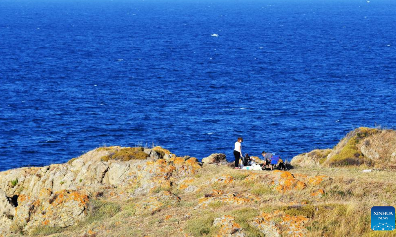 People enjoy a weekend tour near the Bosporus Strait in Istanbul, Türkiye, Aug. 6, 2022. Photo: Xinhua