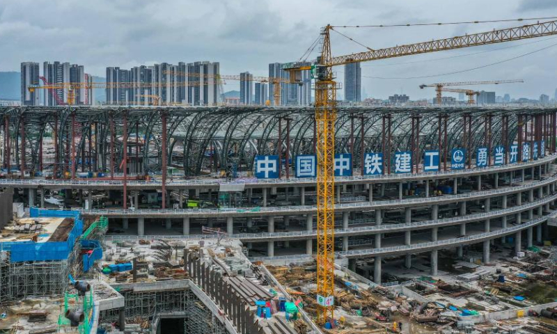 Aerial photo taken on Aug. 4, 2022 shows the construction site of Guangzhou Baiyun Railway Station in Guangzhou, south China's Guangdong Province. The main structure in phase one of the construction has been accomplished. (Xinhua）