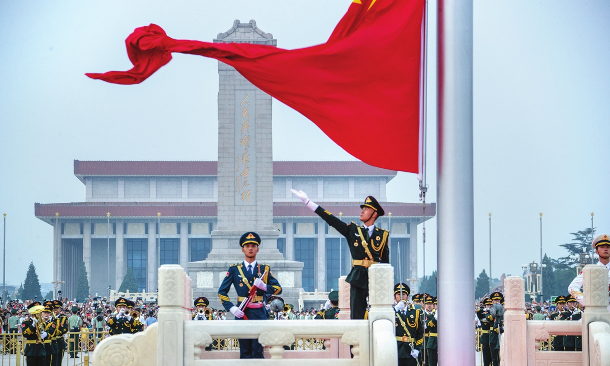 Una grande cerimonia nazionale di alzabandiera si tiene in Piazza Tian'anmen a Pechino mentre la Cina segna il 95 ° anniversario della fondazione dell'Esercito popolare di liberazione, il 1 ° agosto 2022. Migliaia di persone sono venute ad assistere all'innalzamento della bandiera mentre il sole sorgeva. Foto: VCG