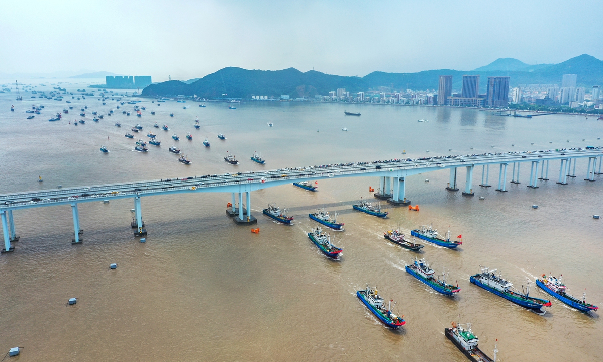 A fleet of fishing boats sets off from the Shenjiamen port in Zhoushan, East China's Zhejiang Province on August 1, 2022 to start a new round of fishing in the East China Sea as the off-season ends. Photo: VCG