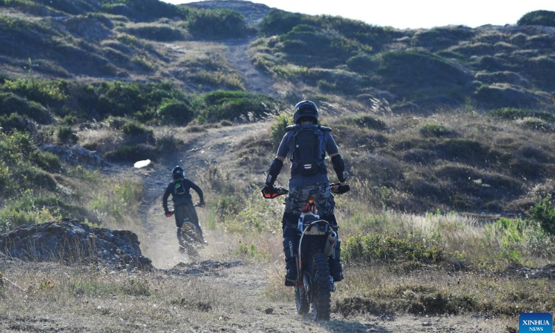 People enjoy a weekend tour near the Bosporus Strait in Istanbul, Türkiye, Aug. 6, 2022. Photo: Xinhua