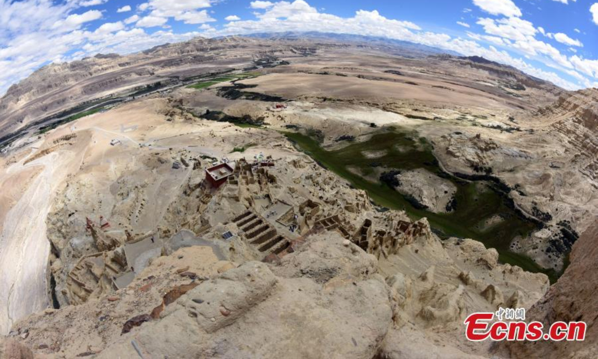 2022年8月4日，中国西南部西藏自治区阿里地区赞达县古格王国古都遗址鸟瞰图。图片：中新社