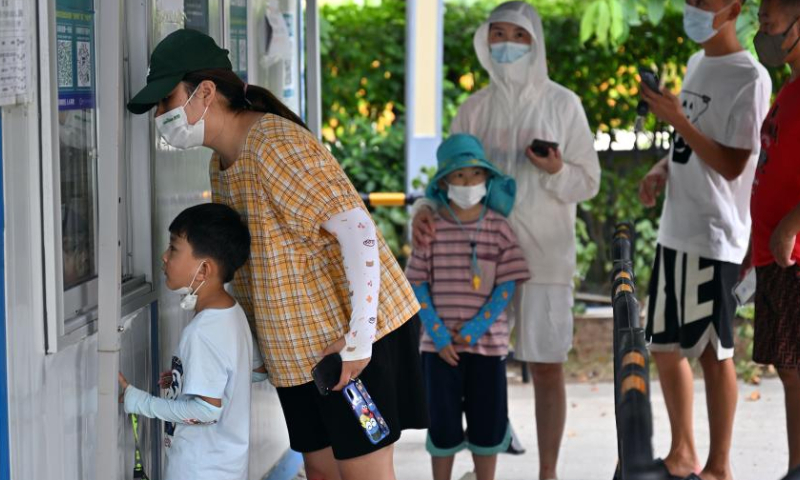 Tourists line up to receive nucleic acid tests at a testing site in Sanya, south China's Hainan Province, Aug. 7, 2022. Prevention and control measures have been taken in Sanya to fight against the new resurgence of COVID-19 in the city. Photo: Xinhua