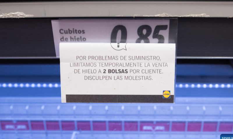 Photo taken on Aug. 7, 2022 shows a notice of purchase limits on ice cubes in a supermarket in Madrid, Spain. Spain is witnessing a serious shortage of bags of ice, due to high production and storage costs caused by rapid increase in electricity prices as well as high demand brought about by hot weather. Photo: Xinhua