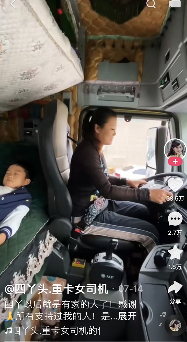 Vlogger Siyatou en route in her truck with her child onboard.Photo: Screenshot of Siyatou's short video