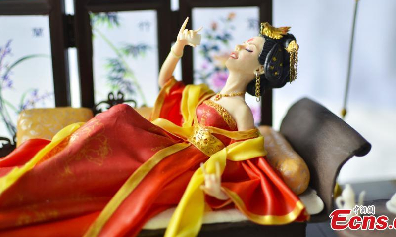 Folk artist He Xiuping makes a dough sculpture of ancient beauty Yang Yuhuan of the Tang Dynasty (618-907), in Renqiu, north China's Hebei Province, Aug. 4, 2022. (Photo: China News Service/Zhang Xuelei)