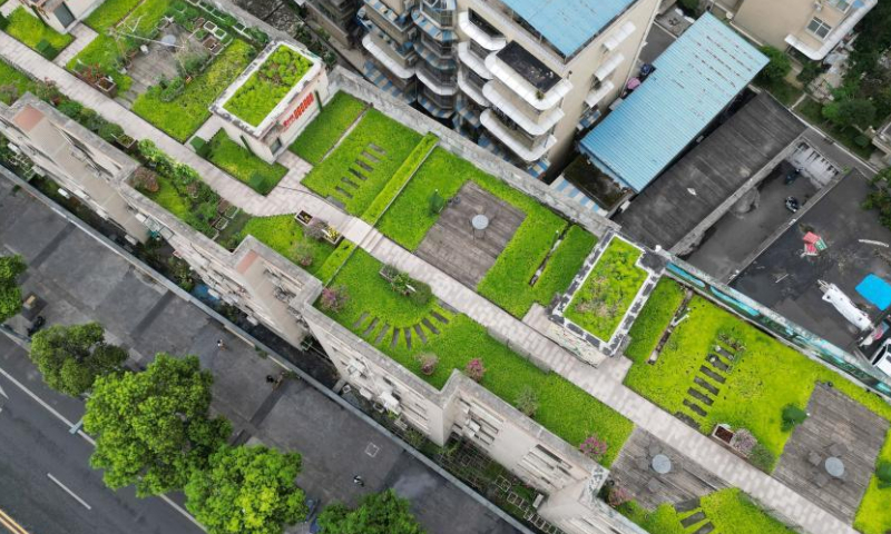 2022年8月5日，重庆一栋老旧住宅楼顶建屋顶花园。60户居民拆除屋顶违章设施，改造为1100平方米的共享花园。  （图片：中新社/张浪）