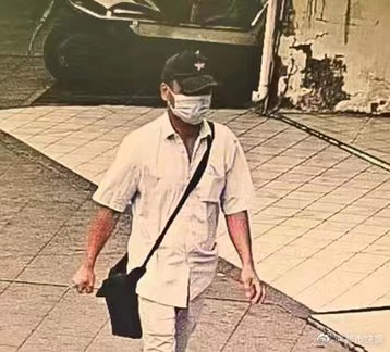 The photo of suspect circulating online, wearing a cap and a mask. Source: Sina Weibo