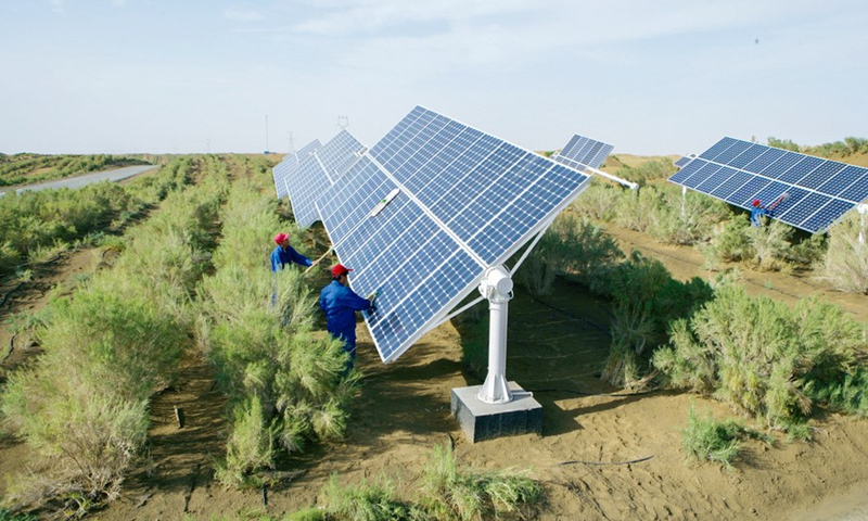 Workers clean photovoltaic panels along the Tarim Desert Road in northwest China's Xinjiang Uygur Autonomous Region, May 29, 2022. Photo: Xinhua