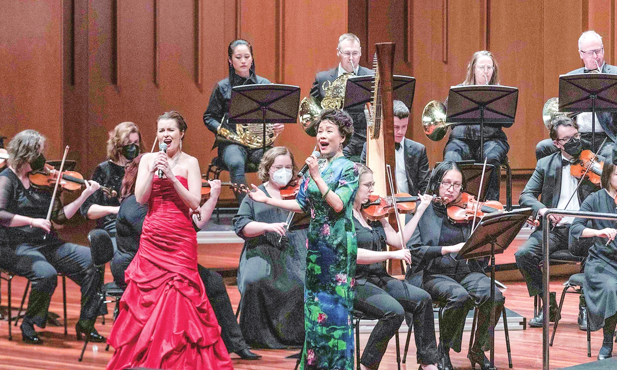 Australian conductor Guy Noble leads the opening performance of Jasmine Flower at the East Meets West orchestral concert in Llewellyn Hall at the Australian National University in Canberra, Australia, on July 30, 2022. Photos: Xinhua  Chinese singer Ya Fen (right) and Australian mezzo soprano Victoria Lambourn perform at the East Meets West concert. 